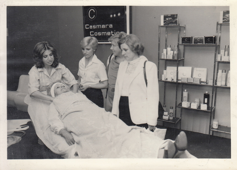 foto de hace 45 años realizando un procedimiento de cosmetología estética